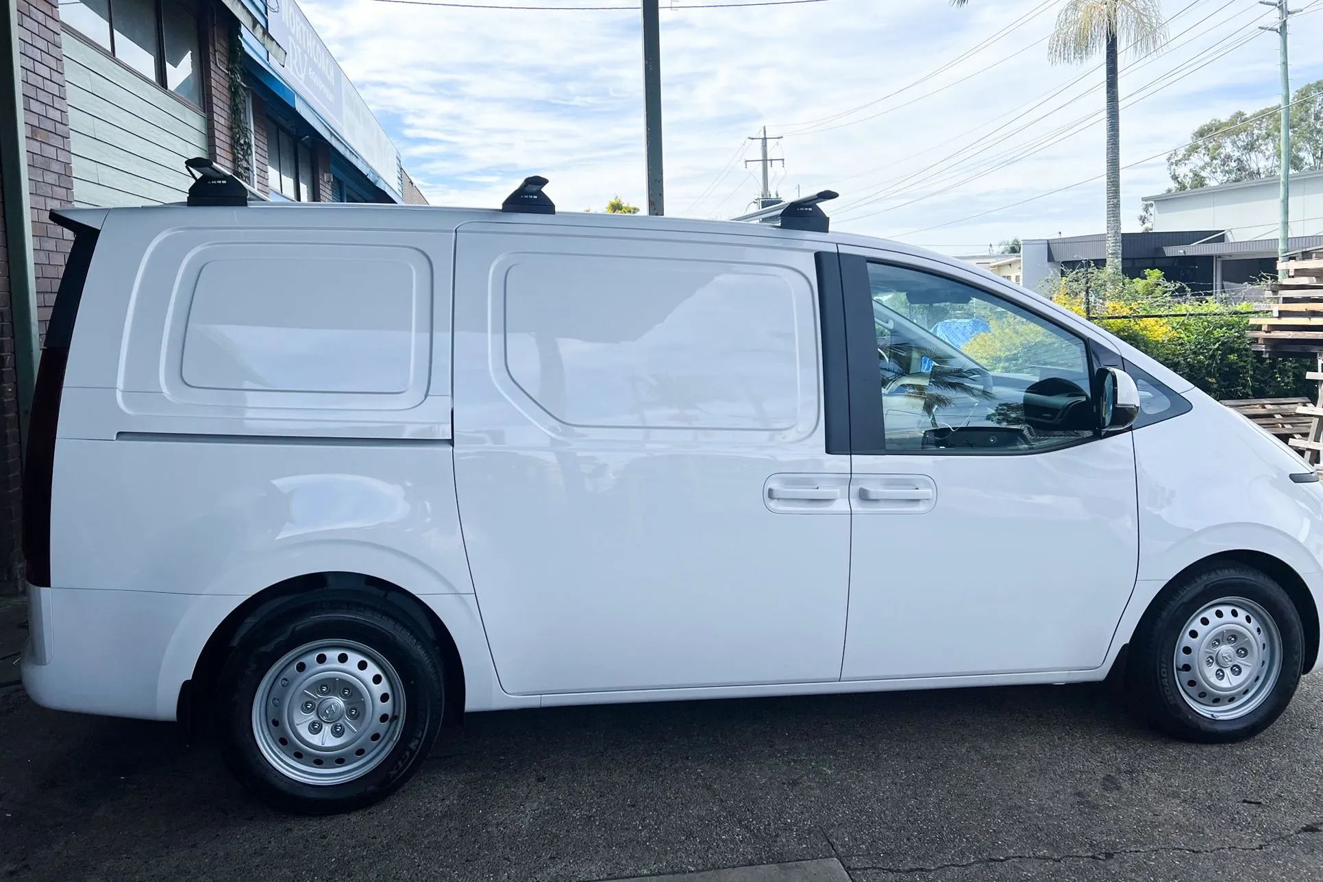 Hyundai Staria-Load Roof Rack side view